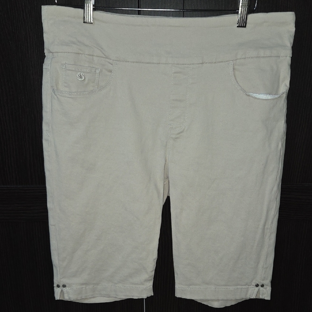 Gloria Vanderbilt Cream Women's Bermuda Shorts Elastic Waist 12 EUC